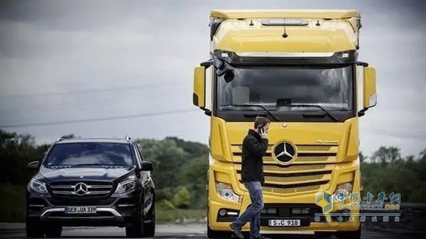 搭載Sideboard Assist & Active Brake Assist 4制動(dòng)輔助系統(tǒng)的奔馳卡車