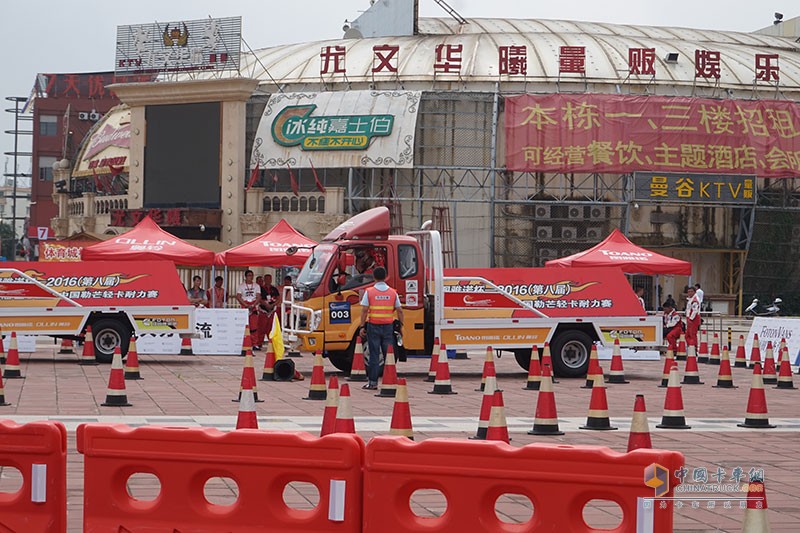 陜汽重卡 德龍新M3000 輕量化版 310馬力 4X2 國(guó)四牽引車(SX4186GN361)