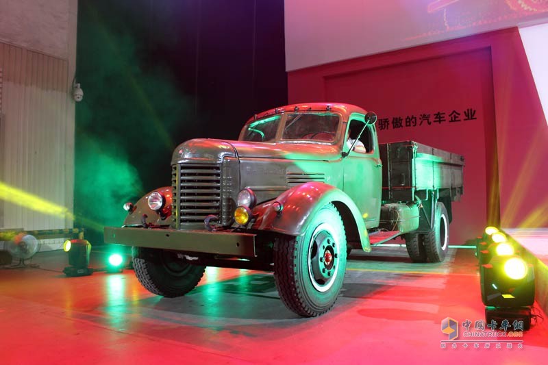 [解放卡車(chē)60年]解放卡車(chē)誕生60周年暨紀(jì)念版車(chē)型下線儀式