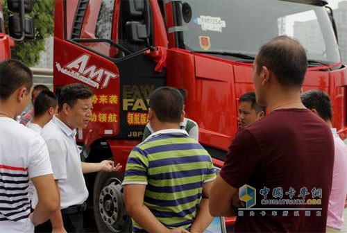 銷售顧問介紹車型賣點 