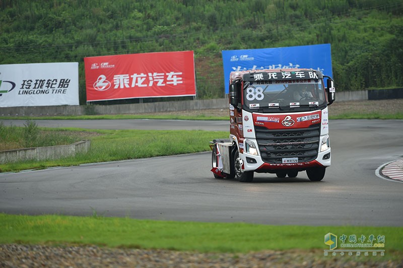 乘龍雙雄亮劍，奪取2016中國(guó)卡車公開賽成都站冠軍