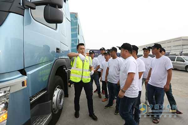 沃爾沃卡車中國區(qū)高級(jí)培訓(xùn)師崔能為學(xué)員講解綠色駕駛理念和技能