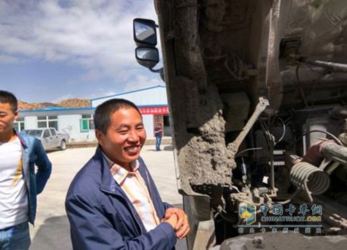 聯(lián)合卡車首屆技能比武大賽冠軍，剛查順捷服務(wù)站朱兵站長在與學(xué)員分享經(jīng)驗