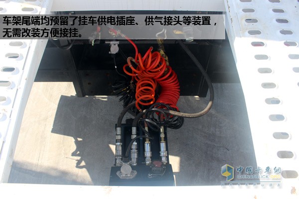 車架尾端均預(yù)留了掛車供電插座、供氣接頭等裝置，無需改裝方便接掛。變速箱出廠標(biāo)配相應(yīng)規(guī)格取力器，避免二次拆裝。