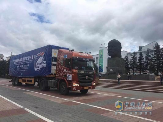 聯(lián)合卡車(chē)駛?cè)攵砹_斯烏蘭烏德列寧廣場(chǎng)