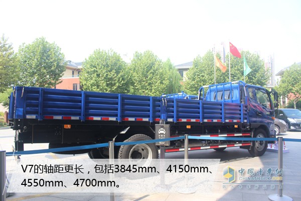 駿鈴V7作為該系列中的寬體長軸距車型，他和V6都屬于寬體，但V7的軸距更長