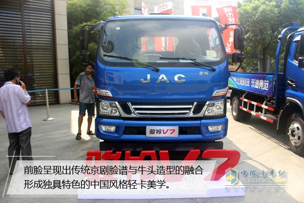 前臉呈現(xiàn)出傳統(tǒng)京劇臉譜與牛頭造型的融合形成獨(dú)具特色的中國風(fēng)格輕卡美學(xué)，賦予其高顏值外觀和獨(dú)特個性魅力。