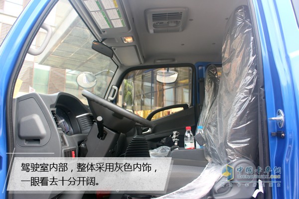 　駕駛室內(nèi)部，整體采用灰色內(nèi)飾，整體看起來十分開闊。