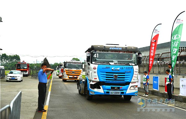 作為一款量產(chǎn)的車型，想要挑戰(zhàn)經(jīng)過專業(yè)改裝的賽車難度很大，但是為了能在比賽中有亮眼的操作，聯(lián)合卡車服務(wù)保障團隊夜以繼日