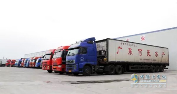 小型的廂式運(yùn)輸車成為城市物流運(yùn)輸?shù)闹髁鬈囕v