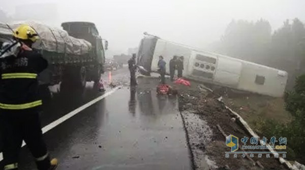 一般都是發(fā)生在大霧天氣或者是團霧天氣，雨天和雪天發(fā)生的事故相比較損失要小于霧天，多發(fā)生在夜間的霧天。