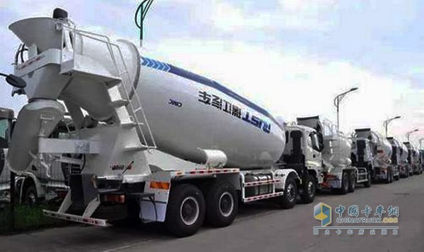 30瑞江臺(tái)瑞江攪拌車整齊劃一的排列著，成功交付客戶投入運(yùn)營(yíng)