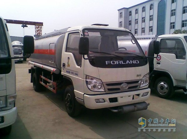 加油車能夠?qū)崿F(xiàn)移動加油，即使在野外加油不便的情況下也能夠滿足車輛或者設(shè)備的用油需求。