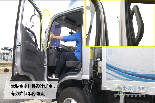 啟動(dòng)奧鈴CTS超級(jí)輕卡，駕駛室內(nèi)的噪音聲響很小，車(chē)身雙道密封，車(chē)門(mén)正壓結(jié)構(gòu)密封，全面提升駕駛室的密封性。由于整車(chē)的精細(xì)化，在耐候性提升的同時(shí)，整車(chē)噪音也相對(duì)降低，同比國(guó)際標(biāo)準(zhǔn)低了4分貝。