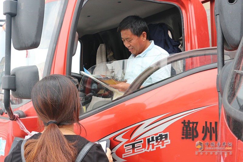  奧鈴大篷車走進(jìn)寧波 獲意向客戶圍觀