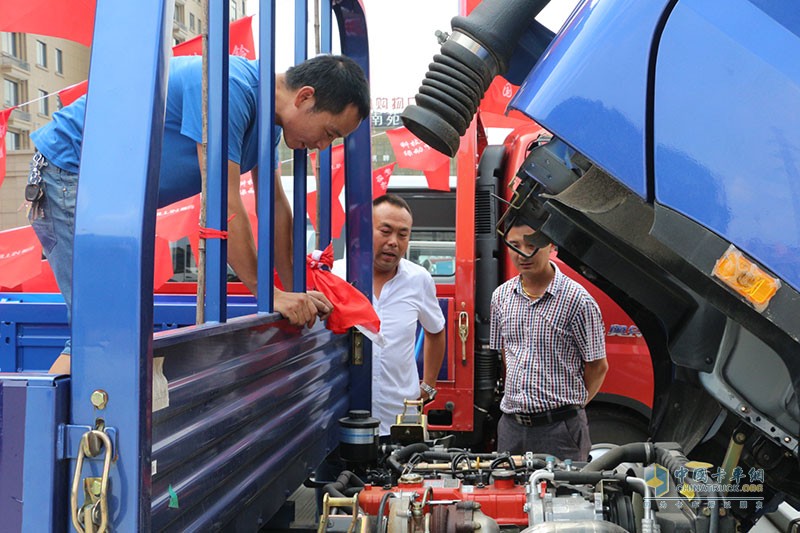  奧鈴大篷車走進(jìn)寧波 獲意向客戶圍觀