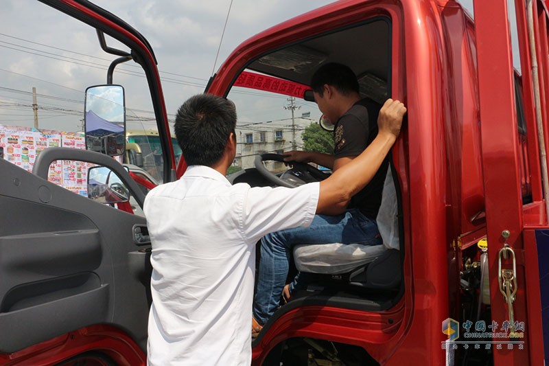  奧鈴大篷車走進(jìn)寧波 獲意向客戶圍觀