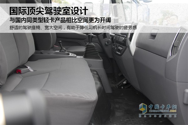 奧鈴CTS的駕駛室布局一目了然，所采用的是目前國際流行駕駛室設(shè)計(jì)，與國內(nèi)同類型輕卡產(chǎn)品相比空間更為開闊，雖然額定載客人數(shù)為3人，但顯然坐進(jìn)去三個物流漢子，仍會有不少富余空間。