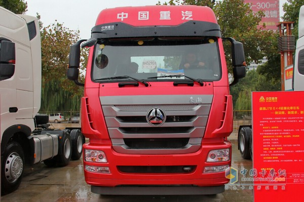 搭載MC11發(fā)動(dòng)機(jī)的豪瀚6×4牽引車(chē)