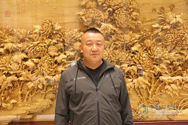 王總跟記者講到：“為何要選擇汕德卡呢?就是因?yàn)樗F(xiàn)在的承載能力與動力匹配非常好，作為一個民營企業(yè)，經(jīng)濟(jì)性是重要的考慮因素之一，汕德卡的運(yùn)營成本低，非常適合我們來使用，雖然是敢做第一個吃螃蟹的人，但是這口螃蟹值得吃，吃好了咱繼續(xù)買。”