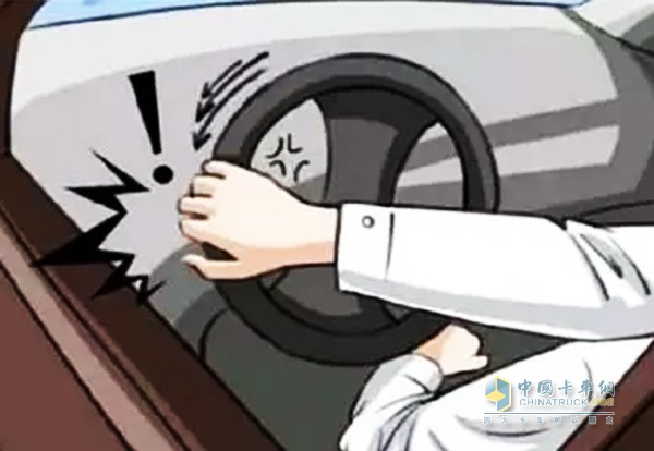 假如發(fā)現(xiàn)車剛啟動(dòng)時(shí)，打方向盤(pán)時(shí)感覺(jué)格外沉，稍后再打就好了。這通常是因?yàn)轳{駛員在打方向時(shí)，方向機(jī)里有個(gè)閥門(mén)會(huì)翻開(kāi)，使油能流轉(zhuǎn)，假如閥門(mén)卡著了的話就會(huì)出現(xiàn)方向盤(pán)沉的狀況。
