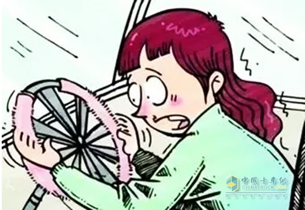 在中速行進(jìn)中，尤其是不平的路面，一打方向就有“咔咔”聲響或是別的周期性異響，方向盤(pán)作不正常轟動(dòng)，有時(shí)會(huì)致使手麻，這時(shí)需要進(jìn)行具體查看，看看方向傳動(dòng)裝置動(dòng)平衡，傳動(dòng)軸及其花鍵軸和花鍵套是不是有磨損，各零部位是不是有擰緊。