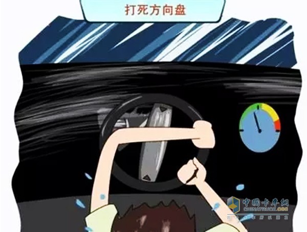 如今許多車都有助力轉(zhuǎn)向體系，當(dāng)打死一個(gè)方向再回輪的時(shí)候，方向盤(pán)突然被卡，用力回后方向盤(pán)“咔”一聲異響后就不能主動(dòng)回輪了，再打方向只能全憑自個(gè)兒手動(dòng)，這時(shí)候最好做四輪定位，看看傳動(dòng)體系是不是正常，仰角是不是變形嚴(yán)重，及時(shí)替換，避免造成懸掛體系等別的問(wèn)題。