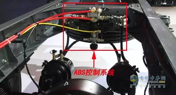 ABS系統(tǒng)是汽車防抱死制動系統(tǒng)(Anti-Lock Braking System)的縮寫。它是汽車上的一種非常重要的安全裝置，用于汽車制動時防止車輪抱死拖滑，以提高汽車制動過程中的方向穩(wěn)定性、轉(zhuǎn)向可操縱性和縮短制動距離，充分發(fā)揮汽車制動效能。