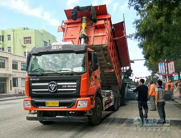 公路上一輛疾馳的橙色福田瑞沃工程車讓他眼前一亮!驅(qū)車尾隨到施工現(xiàn)場和司機(jī)敬煙攀談，熟絡(luò)后還忍不住開了一圈!高端的品牌、大氣的外觀、澎湃的動(dòng)力、舒適的操控、沉穩(wěn)的駕馭感讓他激動(dòng)不已——這就是他心中理想的工程車!