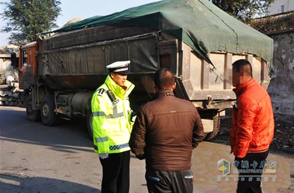 11月2日，煙臺市交警二大隊民警在轄區(qū)路段巡邏時，查處了兩輛組隊運輸沙土的重型自卸貨車，經(jīng)過磅，該兩輛車?yán)纳惩帘群硕ㄝd質(zhì)量超了4倍還多，而且車內(nèi)還配有報話機，至于用途不言自明。