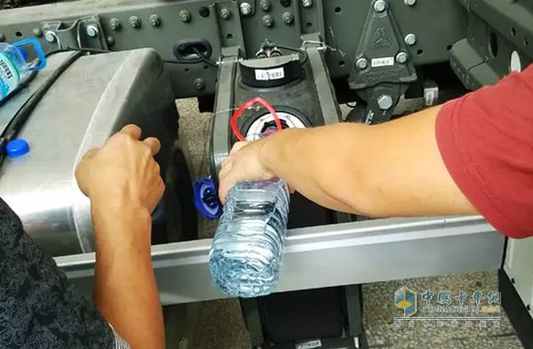人能飲用的水都是干凈的、安全的，因此理所當(dāng)然推導(dǎo)出，能喝的純凈水不會(huì)損壞卡車的SCR系統(tǒng)。