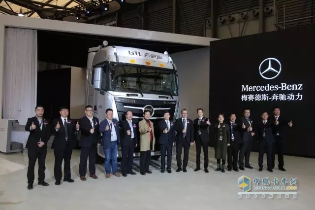 相關領導以及大客戶代表在歐曼GTL奔馳版車前合影留念