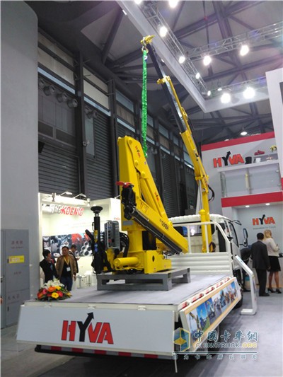 隨車(chē)起重機(jī)以及可折疊式起重機(jī)