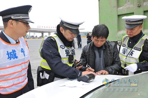 浦東警方聯(lián)合城管執(zhí)法人員對于大貨車違法行為開展聯(lián)合整治