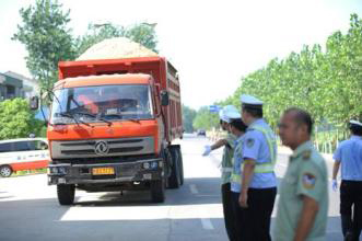 荊州加大貨車超限超載治理力度