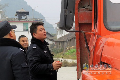 韶山市專項(xiàng)整治超載“馬槽車”