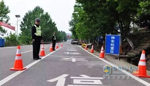 駕車時(shí)必須隨車攜帶駕駛證