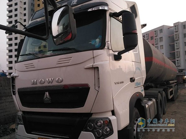 中國重汽H0W0-T7H牽引車搭載MC11發(fā)動機，節(jié)油更高效