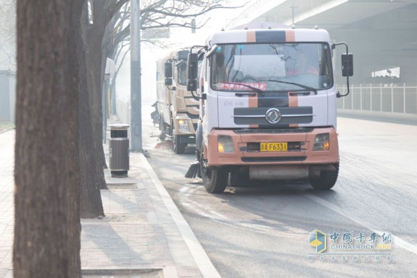 12月17日10點 北京環(huán)衛(wèi)集團天路通干洗車在奧林匹克園區(qū)進行清掃作業(yè)