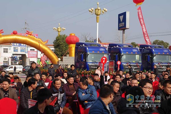 與會嘉賓踴躍參與二手車拍賣活動