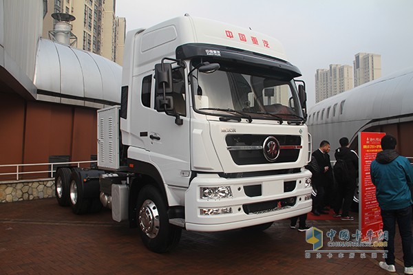 新斯太爾D7B 6×4 燃氣牽引車