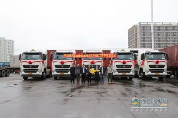 5臺(tái)中國重汽豪沃T7H6×4牽引車交付廈門港務(wù)