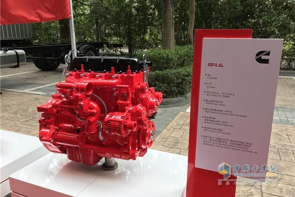 現(xiàn)場展示的福田康明斯4.5L發(fā)動(dòng)機(jī)