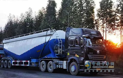 卡車司機(jī)常年在外，以車為家，隨車需要帶很多生活用品和修車用品。