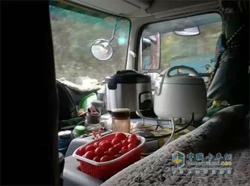 卡車司機(jī)常年在外，以車為家，隨車需要帶很多生活用品和修車用品。