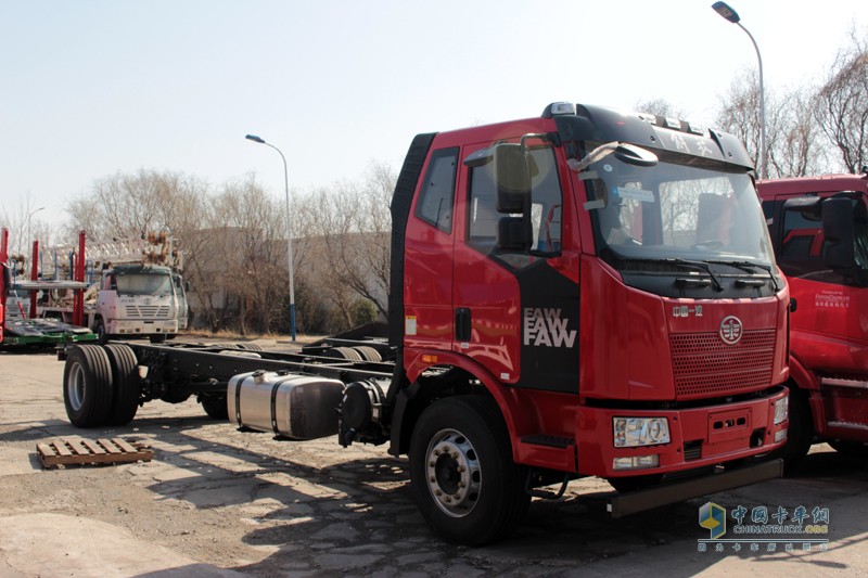  主攻中置軸轎運車 一汽解放與天津勞爾簽署戰(zhàn)略合作