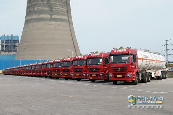 陜汽康明斯?；饭扪b運輸車