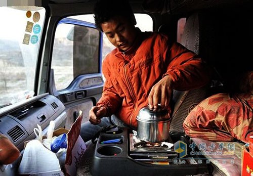 卡車司機(jī)在車內(nèi)吃泡面