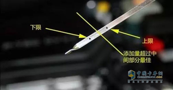 保證發(fā)動機運轉的機油量，機油液面最好在游標尺上下刻度線之間，不能太高，也不能太低。