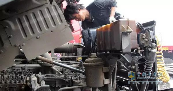 定期檢修冷卻系統中的水泵、機油冷卻器等重要部件，保證發(fā)動機的冷卻系統可以正常使用。